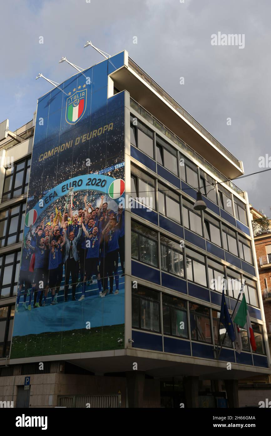 Roma, Italia, 12 novembre 2021. Un'immagine della squadra italiana mentre festeggia con il trofeo UEFA euro 2020 è vista dal lato della sede centrale della FIGC di Roma prima della partita di qualificazione alla Coppa del mondo FIFA allo Stadio Olimpico di Roma. Il credito d'immagine dovrebbe essere: Jonathan Moscrop / Sportimage Foto Stock