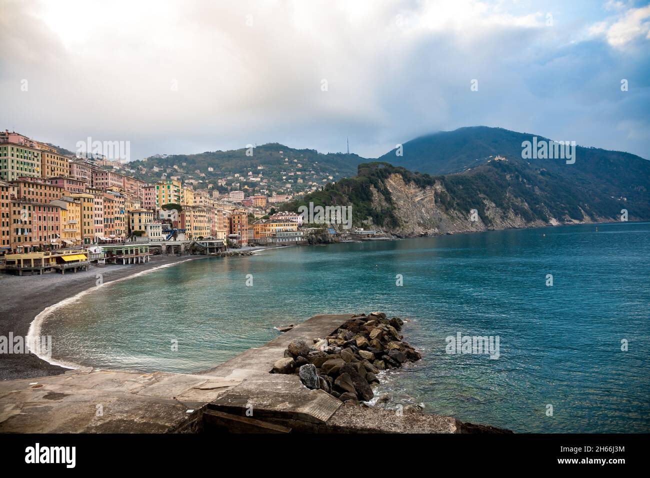 La spiaggia e il lungomare della cittadina costiera di Camogli sulla Riviera Italiana Foto Stock