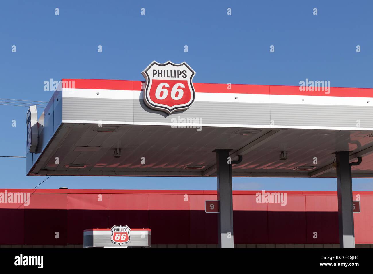 Ft. Wayne - Circa Novembre 2021: Stazione di benzina e di rifornimento Phillips 66. Phillips 66 è un'azienda energetica americana e un petrolifero indipendente. Foto Stock