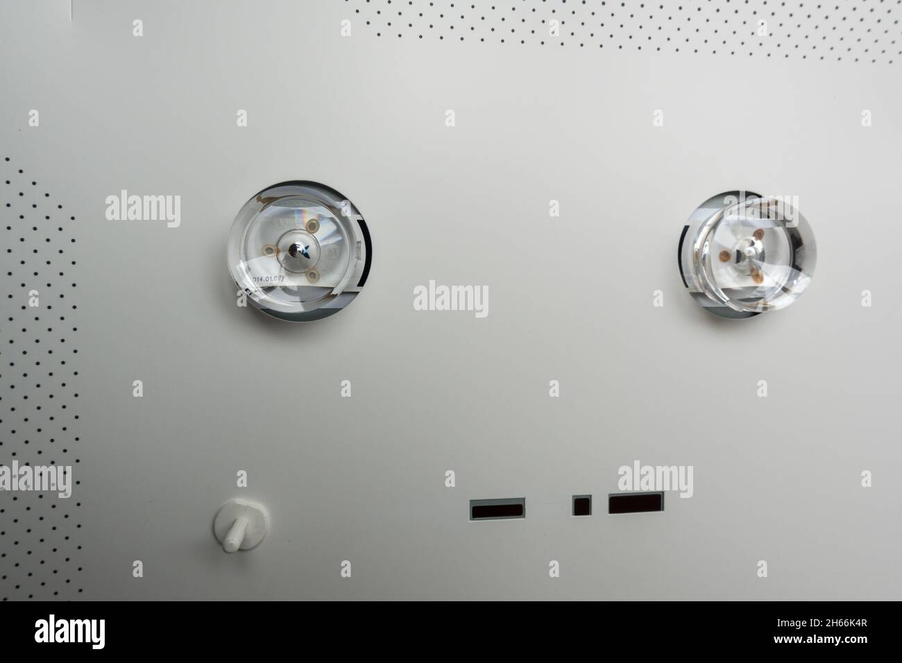 Correzione delle luci LED rotte di un display LCD schermo televisivo Foto Stock
