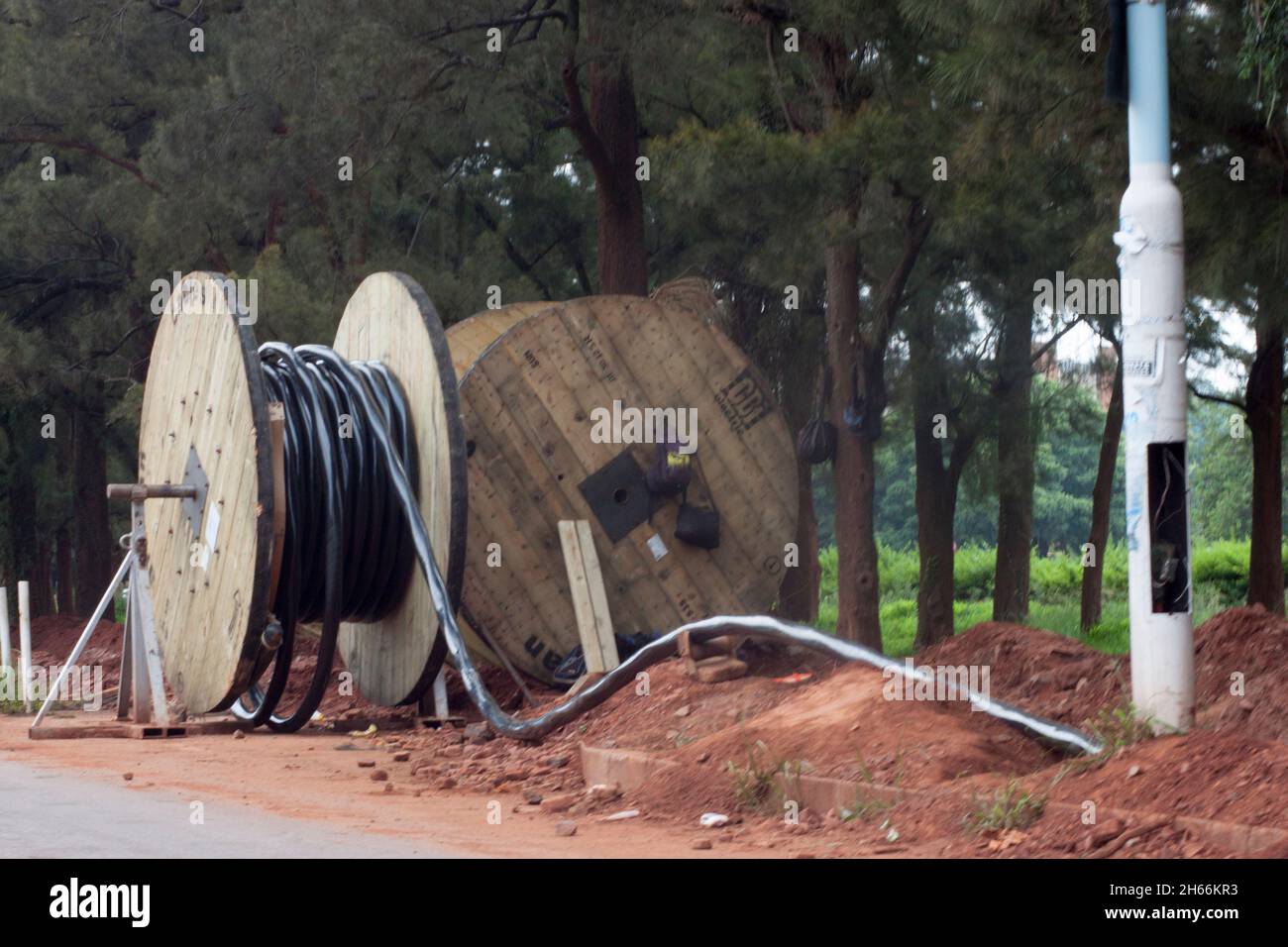 I cavi sono visibili sulla strada Rotten Row di Harare. Le infrastrutture in fibra ottica dello Zimbabwe sono progrediti nel corso degli anni. Zimbabwe. Foto Stock