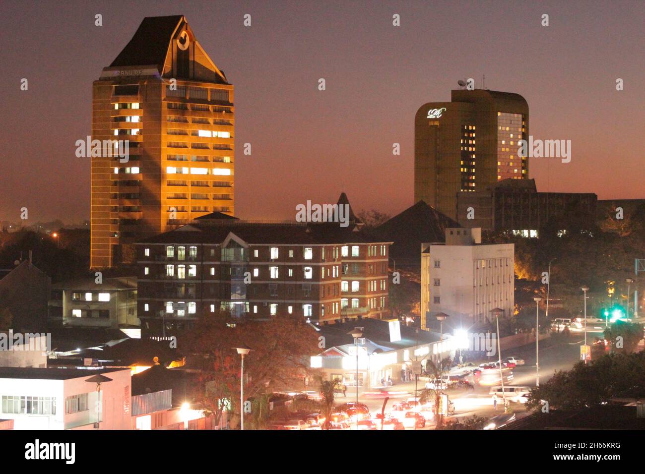 Lo skyline di Harare visto in serata con il quartier generale ZANU PF e l'hotel Rainbow Towers sullo sfondo. Zimbabwe. Foto Stock