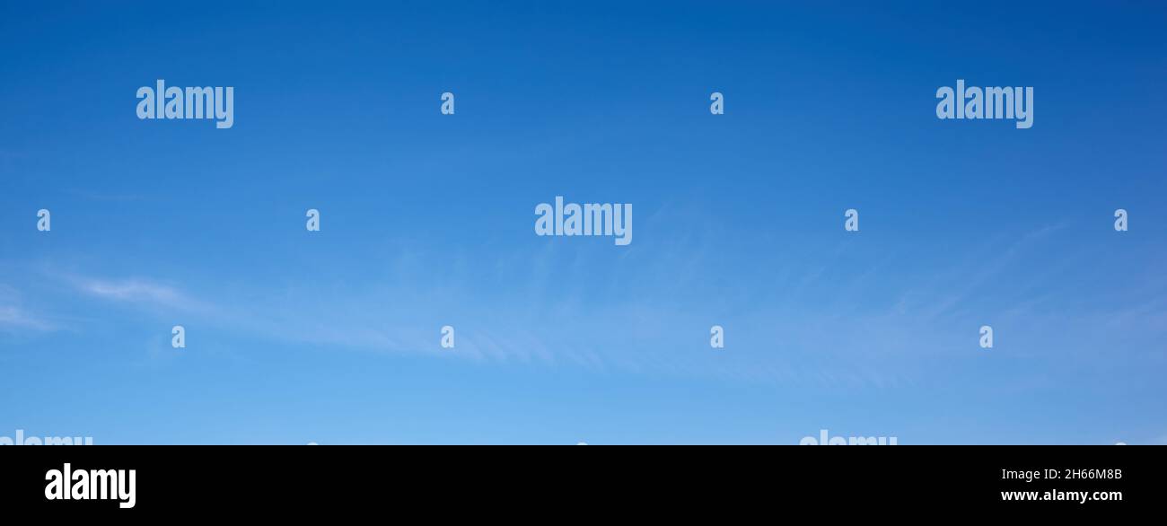 Immagine astratta del cielo sfocato. Sfondo blu cielo Foto Stock