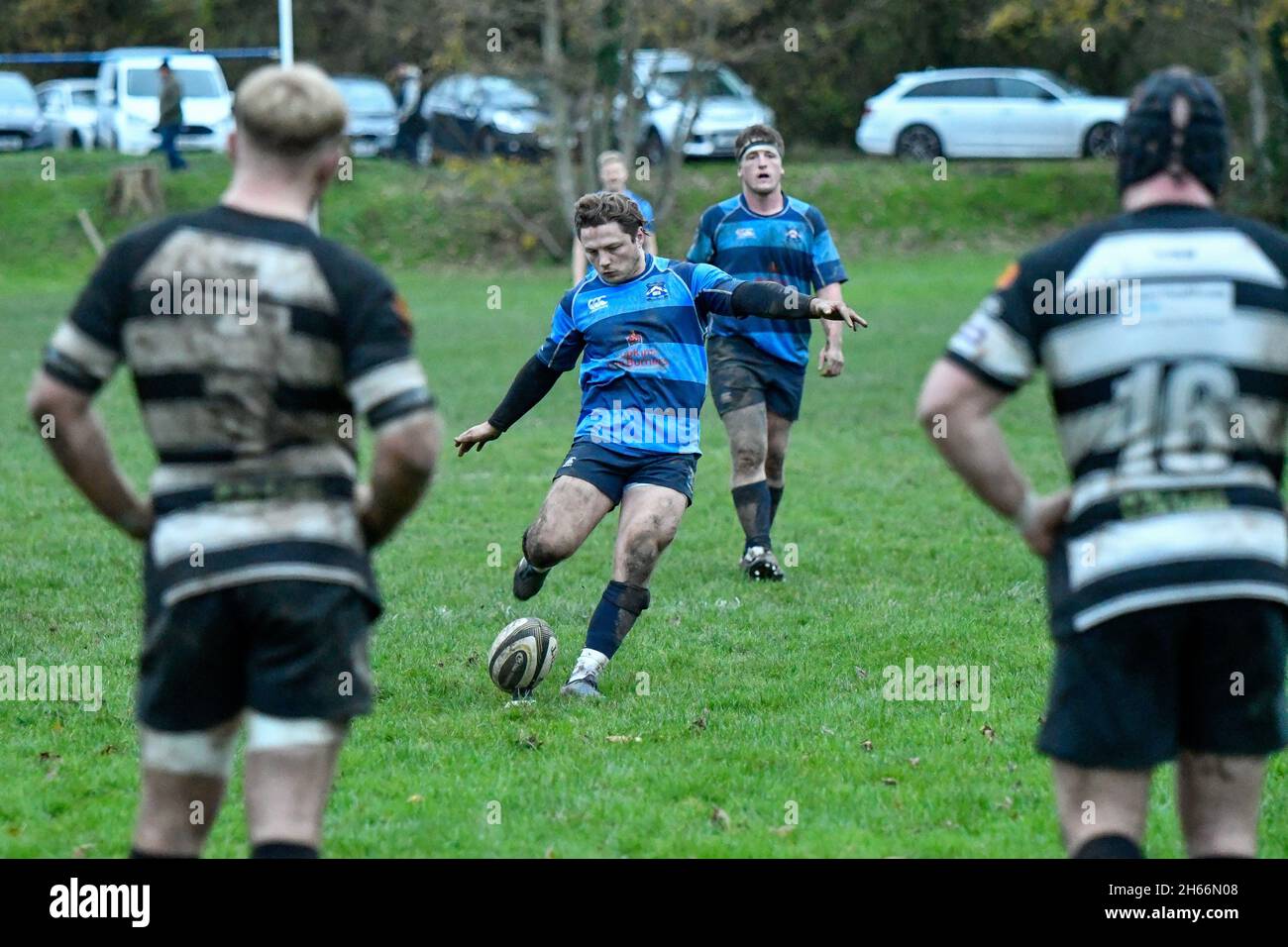 Trebanos, Galles. 13 novembre 2021. Tom Dew of Trebanos RFC calcia una pena durante la partita del WRU Admiral National Championship tra Trebanos e Cross Keys al Trebanos Park di Trebanos, Galles, Regno Unito, il 13 novembre 2021. Credit: Duncan Thomas/Majestic Media/Alamy Live News. Foto Stock