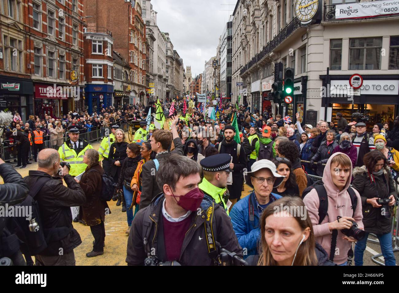 Londra, Regno Unito. 13 Nov 2021. I manifestanti marciano durante la protesta.i manifestanti della ribellione di estinzione marciarono attraverso la città, interrompendo lo spettacolo del Signore Sindaco in protesta contro il 'fallimento' della Conferenza sul cambiamento climatico della COP26. Il Lord Mayor's Show è una sfilata pubblica che segna l'inaugurazione del nuovo Lord Mayor della City di Londra, il quartiere finanziario della capitale. Credit: SOPA Images Limited/Alamy Live News Foto Stock