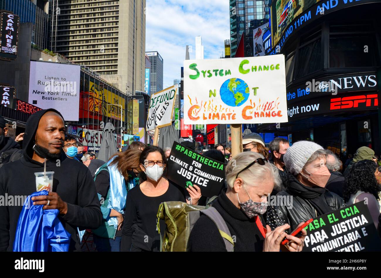 I gruppi attivisti del clima si sono riuniti a Times Square, New York City e hanno marciato presso l’ufficio del Governatore Hochul per chiedere la giustizia climatica a New York City. Foto Stock