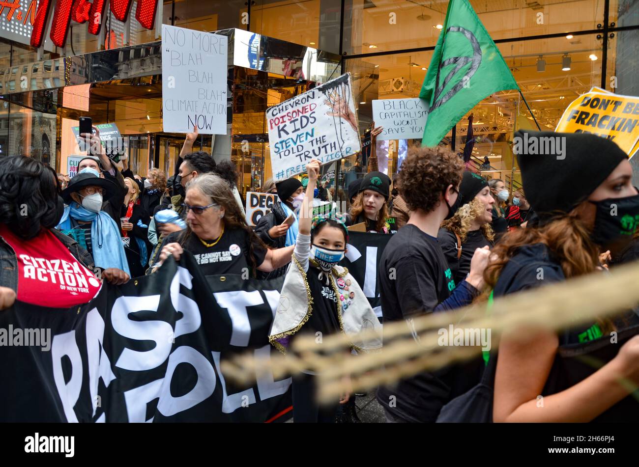 I gruppi attivisti del clima si sono riuniti a Times Square, New York City e hanno marciato presso l’ufficio del Governatore Hochul per chiedere la giustizia climatica a New York City. Foto Stock