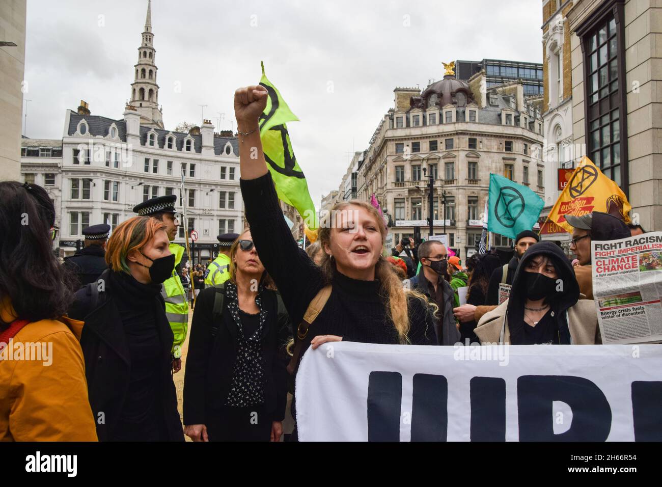 Londra, Regno Unito. 13 Nov 2021. Un dimostratore si aggredisca mentre cantava slogan durante la protesta.i dimostranti della ribellione di estinzione marciarono attraverso la città, interrompendo lo spettacolo del Signore Sindaco per protestare contro il 'fallimento' della conferenza COP26 sul cambiamento climatico. Il Lord Mayor's Show è una sfilata pubblica che segna l'inaugurazione del nuovo Lord Mayor della City di Londra, il quartiere finanziario della capitale. (Foto di Vuk Valcic/SOPA Images/Sipa USA) Credit: Sipa USA/Alamy Live News Foto Stock