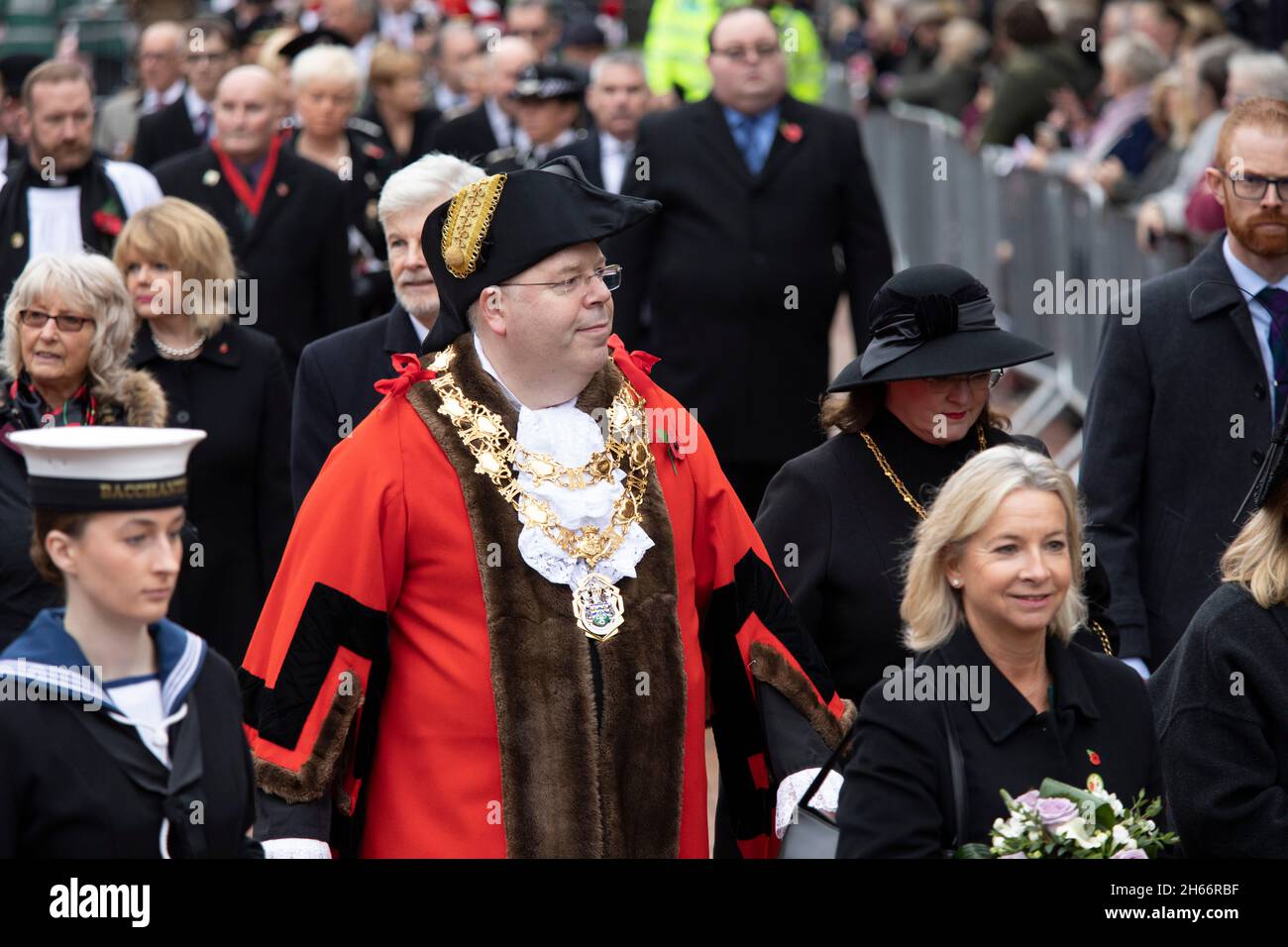 La centesima parata armistizio di Bedworth si svolge l'11 novembre 2021. Nella foto, il consigliere sindaco di Bedworth Rob Tromani partecipa alla sfilata. Foto Stock