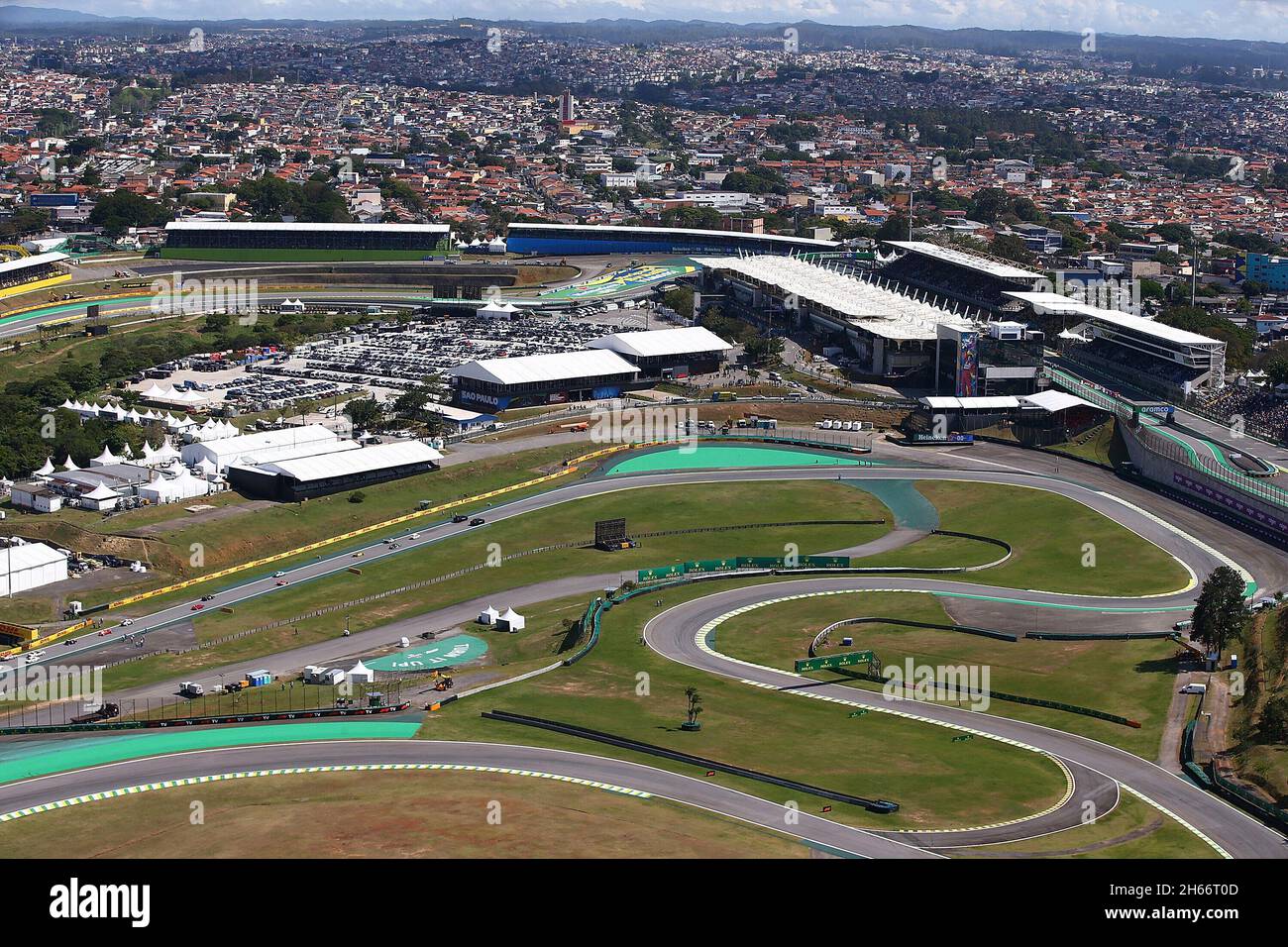 Interlagos, Brasilien. 13 Nov 2021. 13.11.2021, Autodromo Jose Carlos Pace, Interlagos, FORMULA 1 HEINEKEN GRANDE PREMIO DO BRASIL 2021, nella foto vista aerea da un elicottero della pista da corsa di Interlagos. Credit: dpa/Alamy Live News Foto Stock