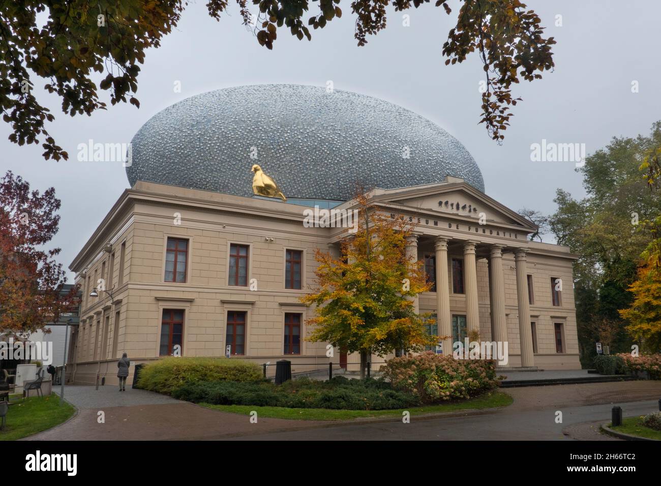 Art Museum De Fundatie con un tetto a forma di uovo sulla sommità di un edificio neoclassico a Zwolle, nei Paesi Bassi Foto Stock