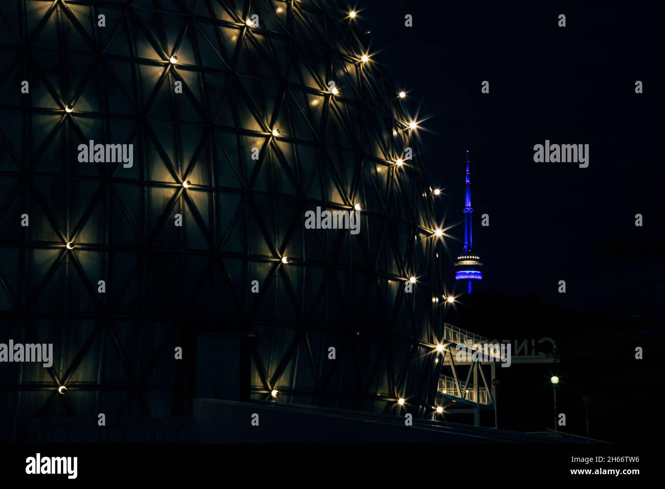 CN Tower da dietro il Cinesphere in Ontario Place Foto Stock
