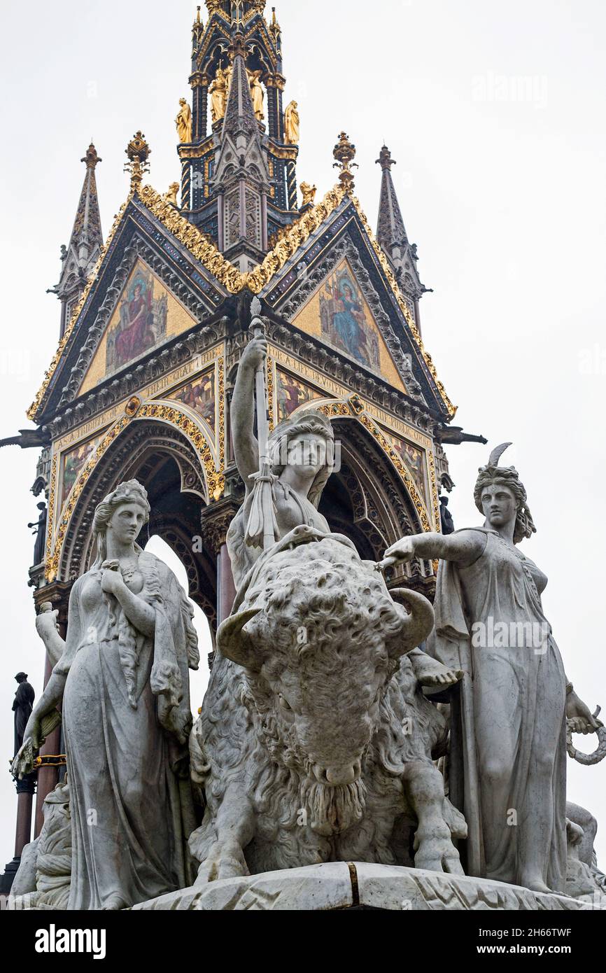 Albert Memorial, Londra, 2021. Il monumento è custodito da figure romane e un bisonte. Il monumento fu commissionato dalla regina Vittoria dopo il Foto Stock