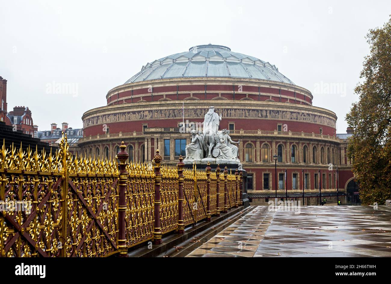 Percorso per Royal Albert Hall con ringhiere color oro, Kensington, Londra Foto Stock