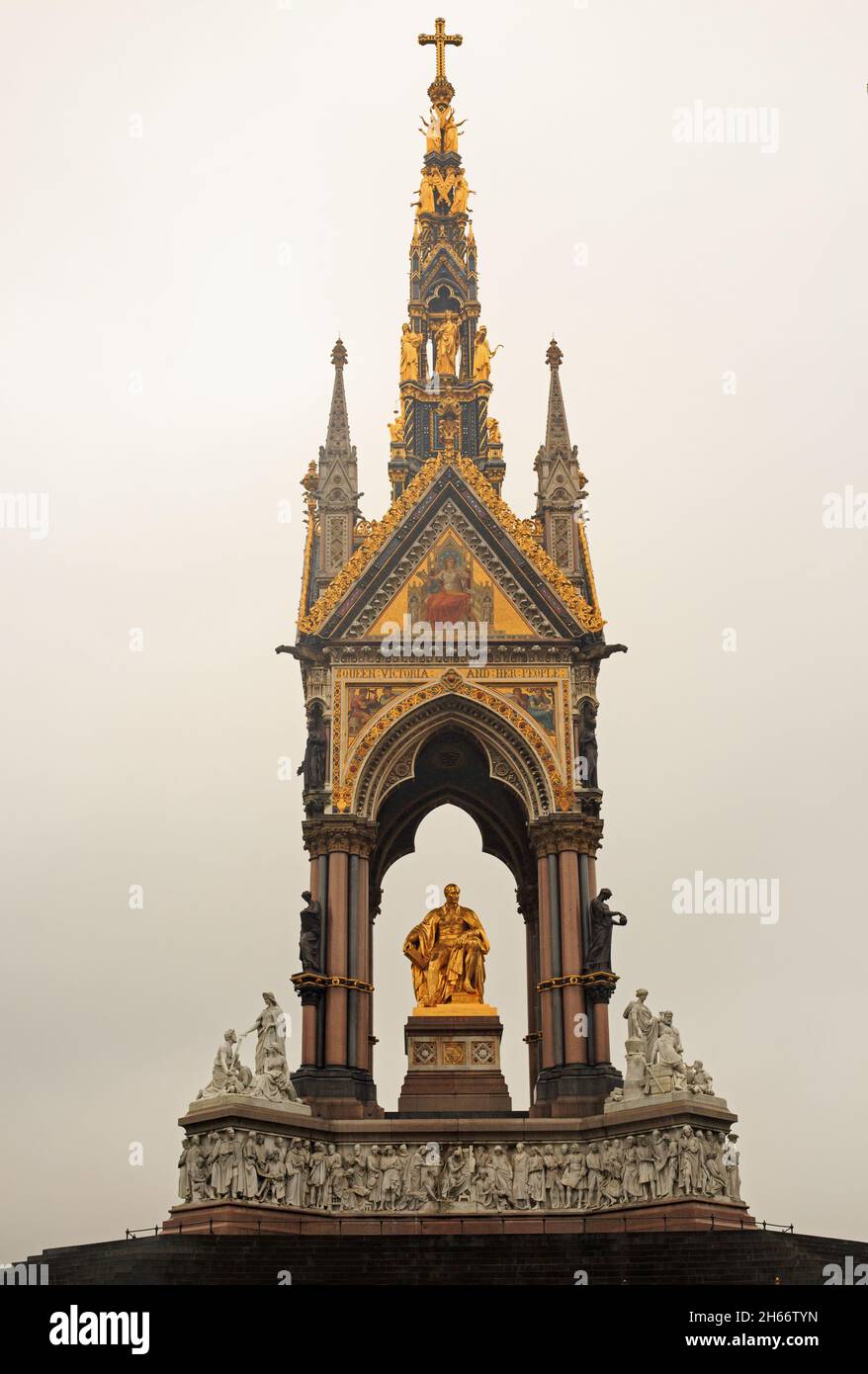 Albert Memorial, Knightsbridge, Londra, 2021. Fu commissionata dalla regina Vittoria in memoria del suo amato marito Principe Alberto, morto nel 1861. Foto Stock
