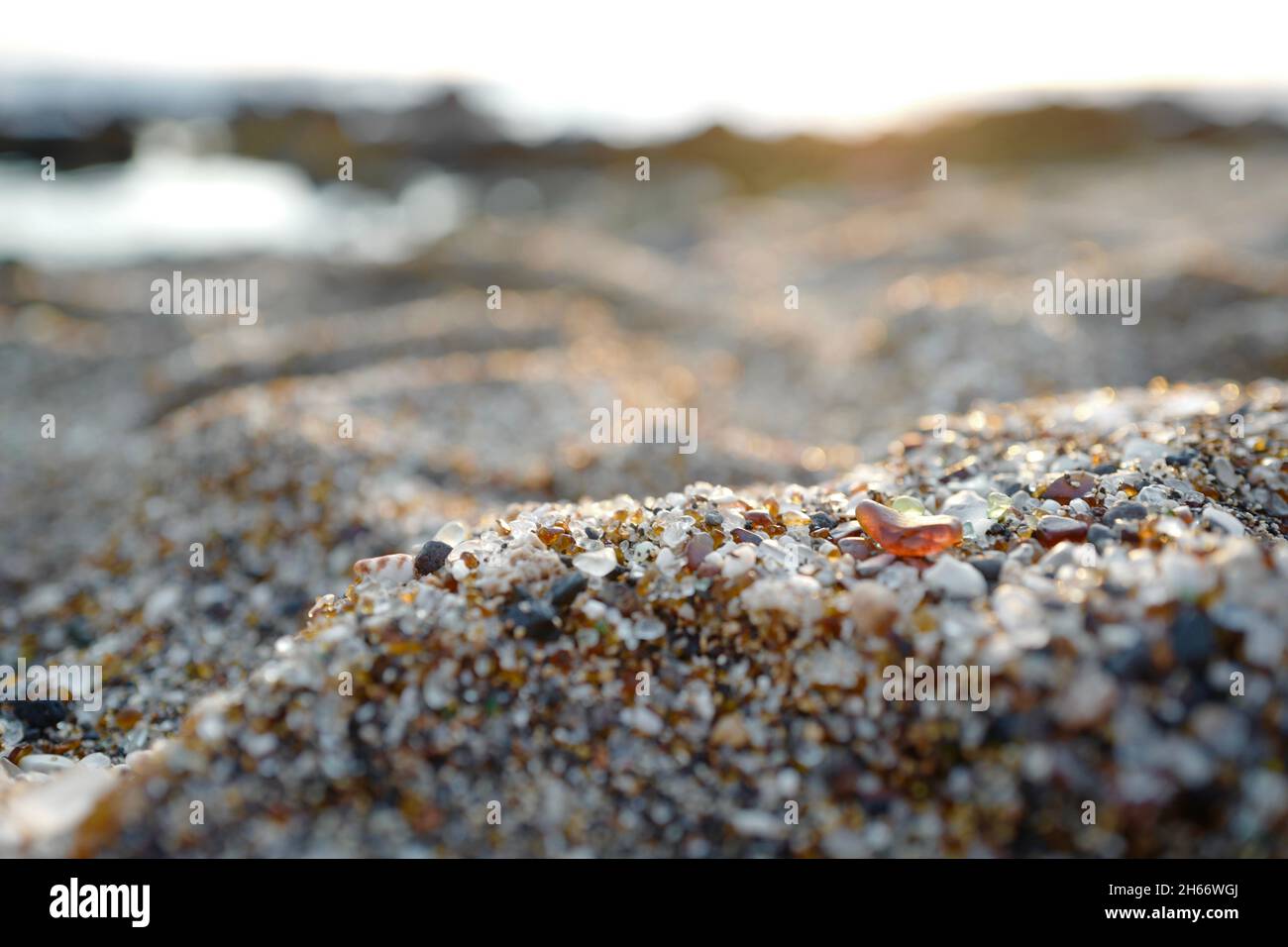 Primo piano di sabbia di vetro sulla spiaggia di vetro di Kauai Foto Stock