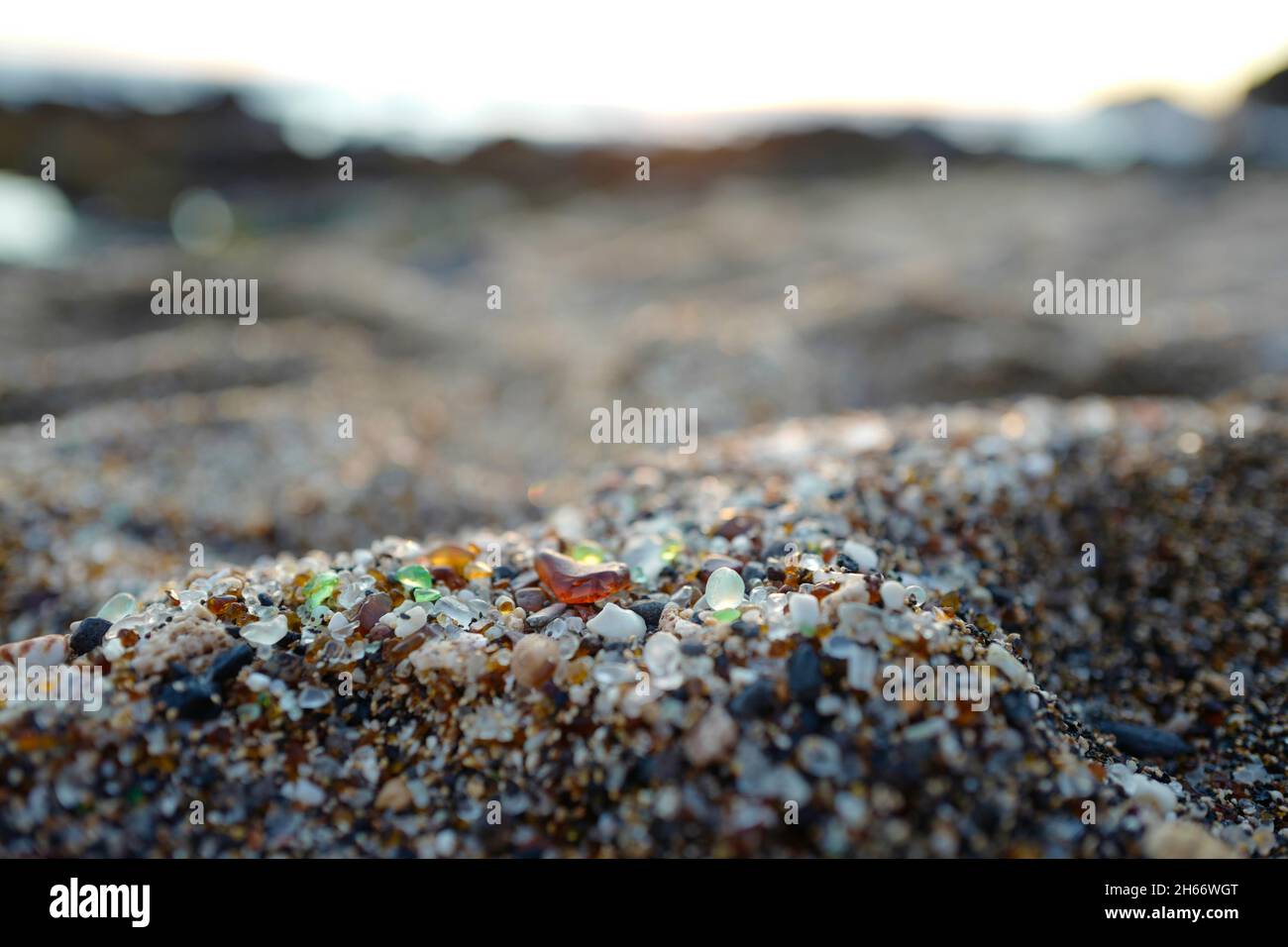 Primo piano di sabbia di vetro sulla spiaggia di vetro di Kauai Foto Stock