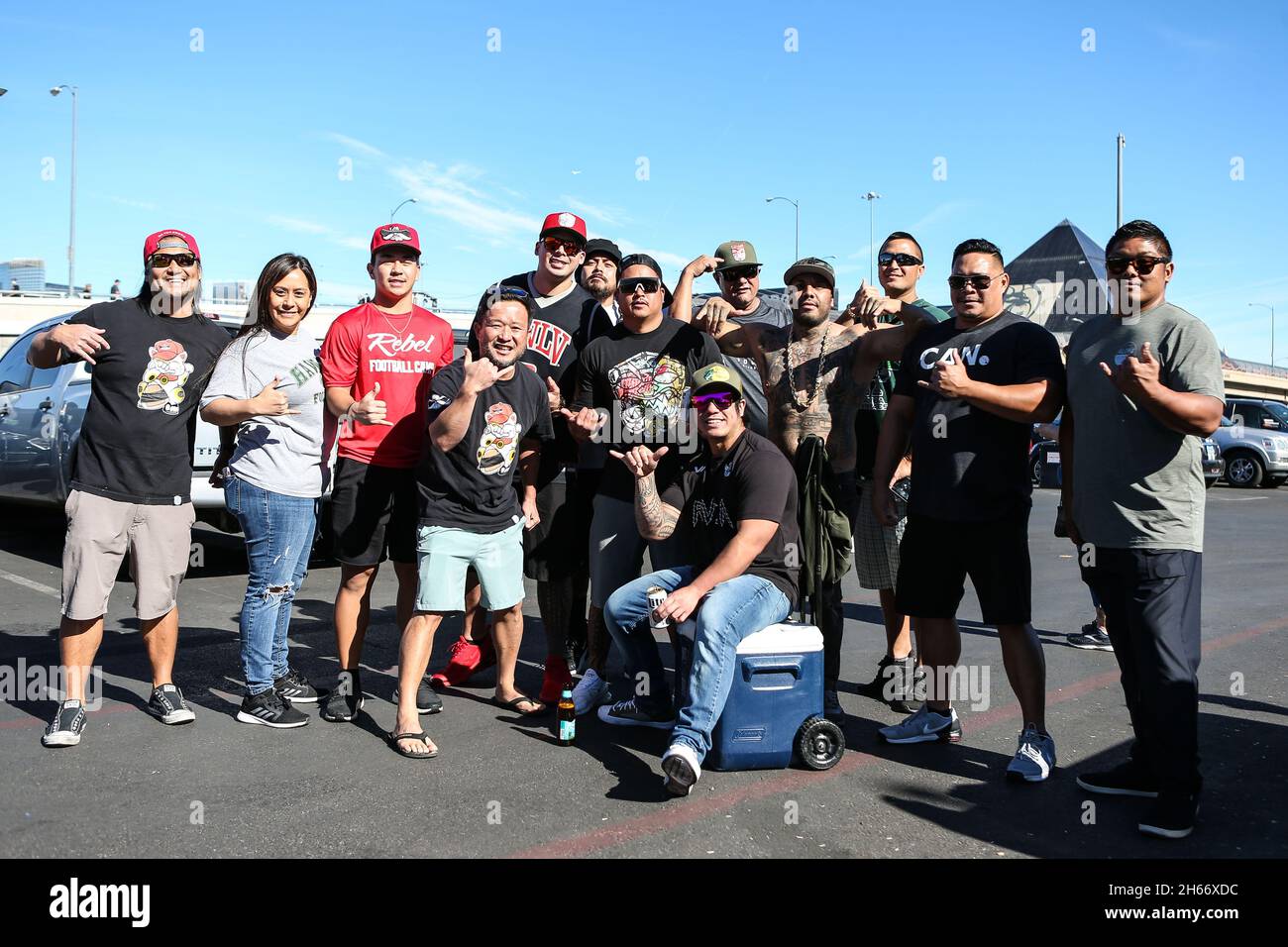 13 novembre 2021: Fan dei Guerrieri delle Hawaii Pua Passion (2° da sinistra) e amici che si godono l'esperienza di personalizzazione prima dell'inizio della partita di calcio NCAA con i Guerrieri delle Hawaii e i ribelli dell'UNLV all'Allegiant Stadium di Las Vegas, Nevada. Christopher Trim/CSM/Sipa USA.(immagine di credito: © Christopher Trim/CSM/Sipa USA) Foto Stock
