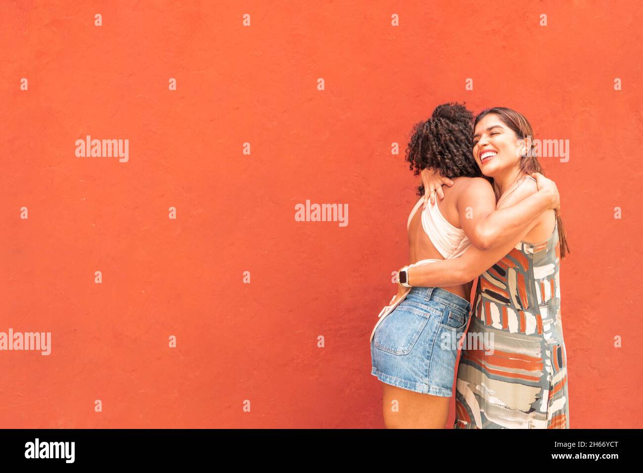 I migliori amici che mostrano l'amore abbracciandosi dopo l'incontro per strada. Foto Stock