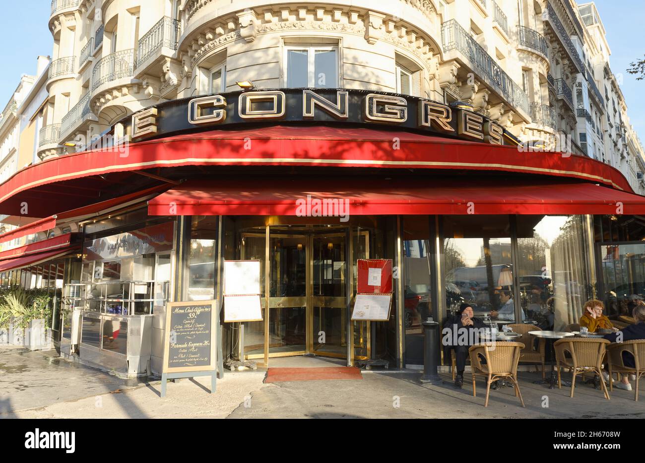 Parigi, Francia - 09 novembre 2021 : le Congres Maillot è un ristorante francese tradizionale situato vicino al centro congressi Palais des Congres . Foto Stock