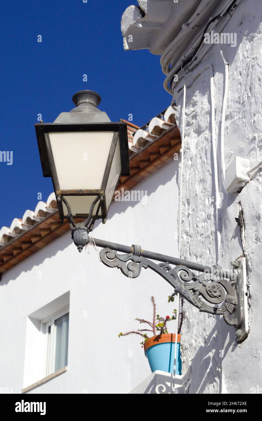 Frigiliana villaggio Spagna meridionale bella spagnola montagna cittadina tipica di Andalusia primo piano vista di una tradizionale lampada da strada verticale colpo wi Foto Stock