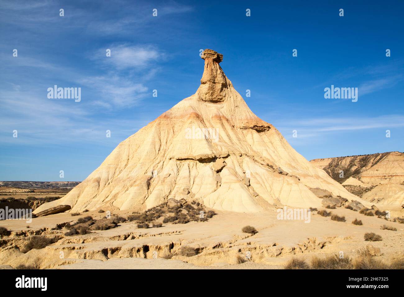 , la formazione rocciosa di Castidetierra nel parco naturale di Bardenas Reales un deserto semi arido dell'UNESCO spagnolo con un paesaggio lunare in .Navarra Spagna Foto Stock