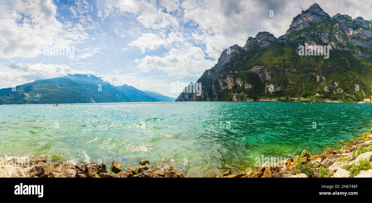 Natura paesaggio deserto in riva al lago di Garda, Italia su una bella giornata d'estate. Blu acqua, rocce, montagne, la luce del sole e cielo chiaro. Foto Stock