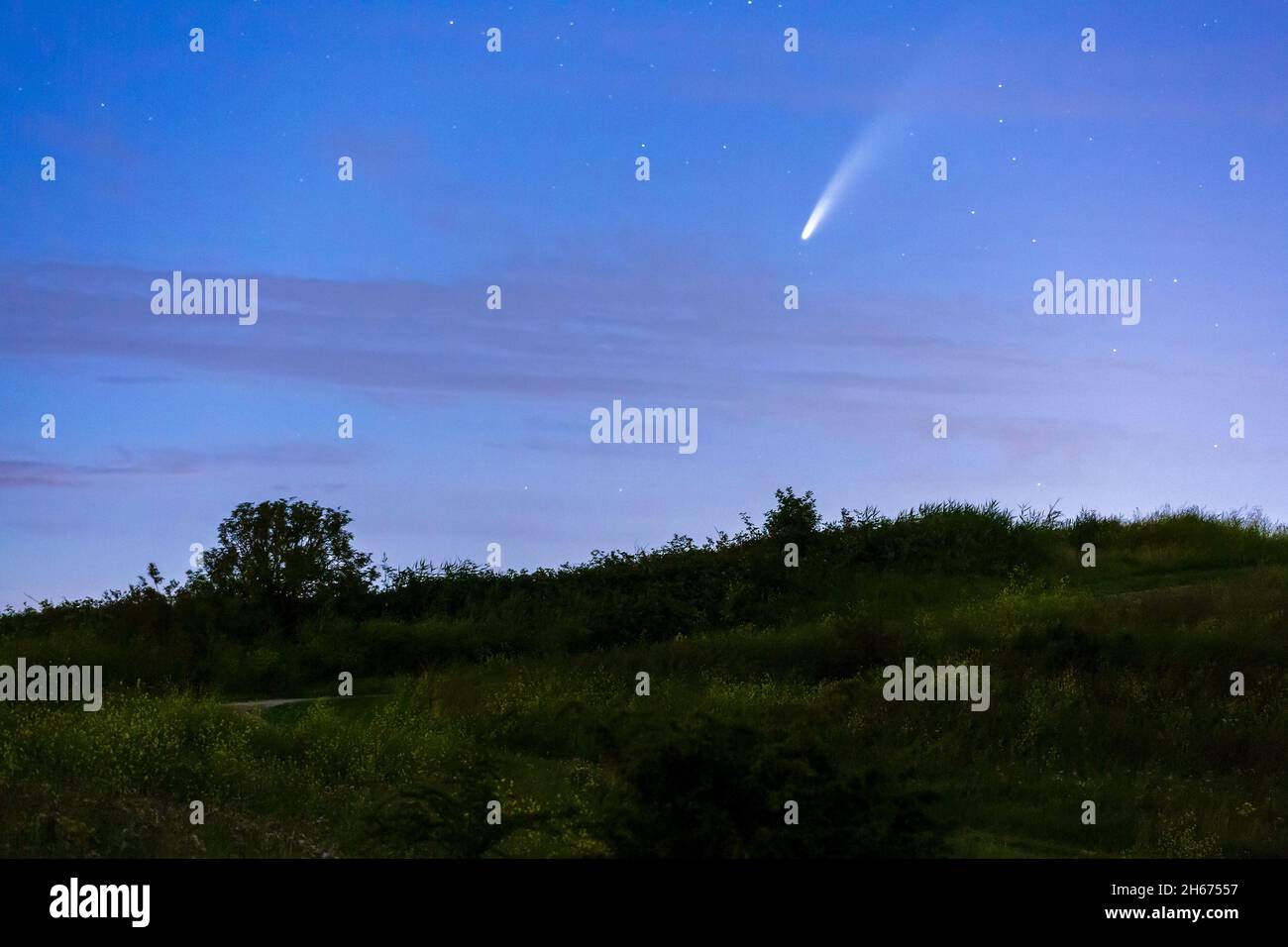 Meteor, stella di tiro o stella di caduta visto in un paesaggio di cielo notturno con le nuvole. COMET NEOWISE, C/2020 F3. Foto Stock