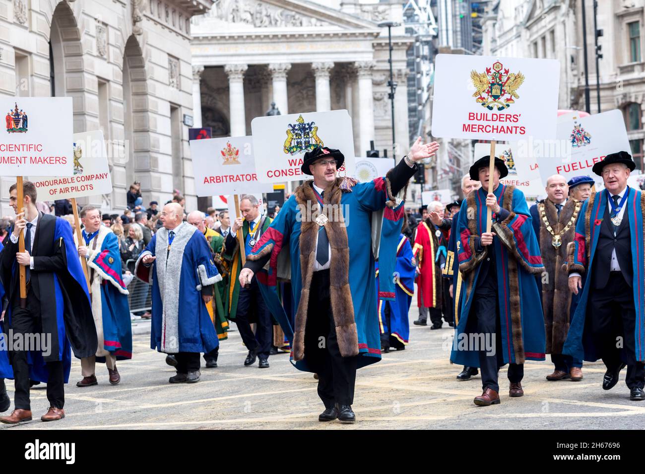 Londra, Regno Unito. 13 Nov 2021. Rappresentanti di varie professioni visto con cartelli marciando lungo la Banca d'Inghilterra, durante la sfilata. Il Lord Mayor's Show risale ai primi del XIII secolo, quando il re John cashly ha permesso alla città di Londra di nominare il proprio sindaco. Ogni anno, il sindaco appena eletto visita la città in una carrozza d'oro per giurare la fedeltà alla Corona. Quest'anno, Alderman Vincent Keaveny è stato eletto come il 693a Signore Sindaco della città di Londra. La sfilata inizia a Mansion House. Credit: SOPA Images Limited/Alamy Live News Foto Stock