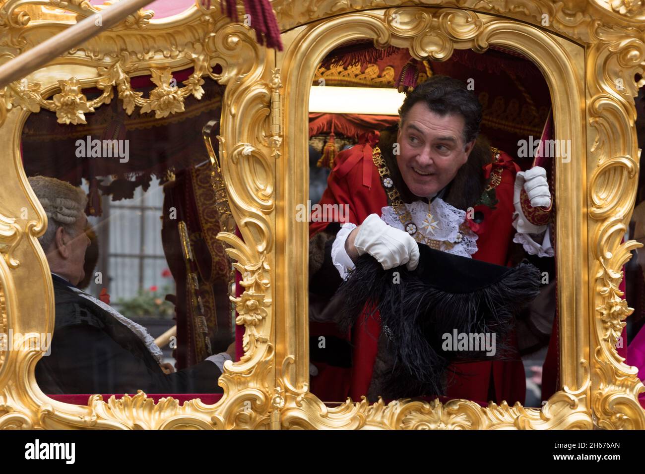 Londra, Regno Unito. 13 Nov 2021. Sindaco della città di Londra Alderman Vincent Keaveny, visto guardando fuori dalla sua carrozza d'oro durante la sfilata. Il Lord Mayor's Show risale ai primi del XIII secolo, quando il re Giovanni permise alla città di Londra di nominare il proprio sindaco. Ogni anno, il sindaco appena eletto visita la città in una carrozza d'oro per giurare la fedeltà alla Corona. Quest'anno, Alderman Vincent Keaveny è stato eletto come il 693a Signore Sindaco della città di Londra. La sfilata inizia a Mansion House. Credit: SOPA Images Limited/Alamy Live News Foto Stock