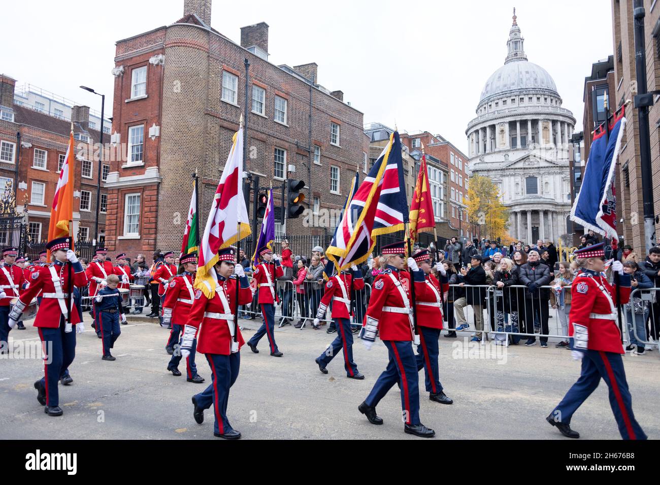 Londra, Regno Unito. 13 Nov 2021. I membri dell'esercito veduto con le bandiere durante la sfilata. Lo spettacolo del sindaco del Signore risale ai primi del XIII secolo, quando il re John ha permesso alla città di Londra di nominare il proprio sindaco. Ogni anno, il sindaco appena eletto visita la città in una carrozza d'oro per giurare la fedeltà alla Corona. Quest'anno, Alderman Vincent Keaveny è stato eletto come il 693a Signore Sindaco della città di Londra. La sfilata continuò dal Tempio e marciò di nuovo verso la Mansion House attraverso St. Paul's. Credit: SOPA Images Limited/Alamy Live News Foto Stock