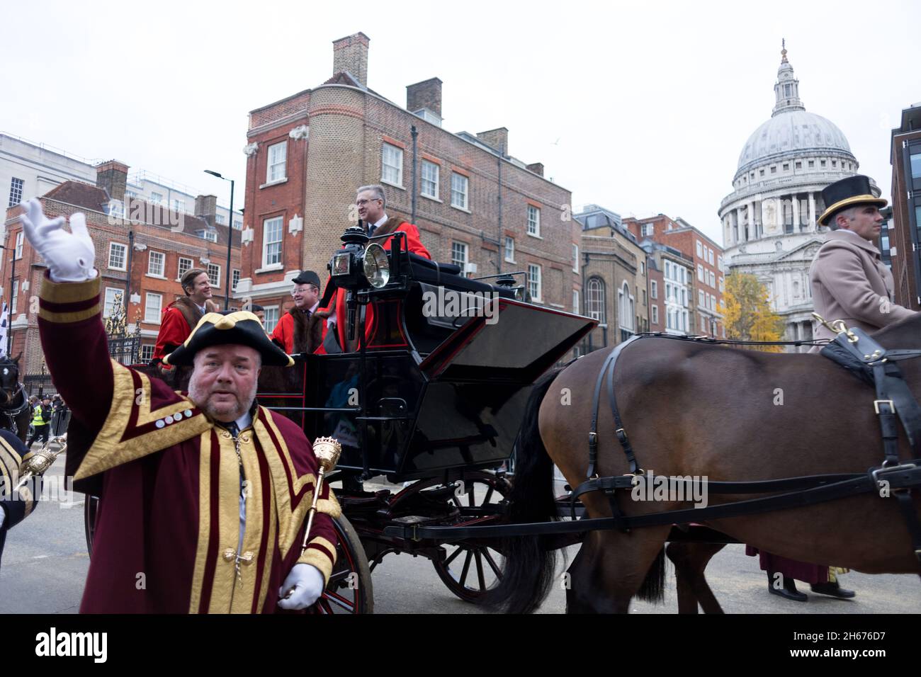 Londra, Regno Unito. 13 Nov 2021. Un Marshall visto sventolare agli spettatori durante la sfilata. Lo spettacolo del sindaco del Signore risale ai primi del XIII secolo, quando il re Giovanni permise alla città di Londra di nominare il proprio sindaco. Ogni anno, il sindaco appena eletto visita la città in una carrozza d'oro per giurare la fedeltà alla Corona. Quest'anno, Alderman Vincent Keaveny è stato eletto come il 693a Signore Sindaco della città di Londra. La sfilata continuò dal Tempio e marciò di nuovo verso la Mansion House attraverso St. Paul's. Credit: SOPA Images Limited/Alamy Live News Foto Stock