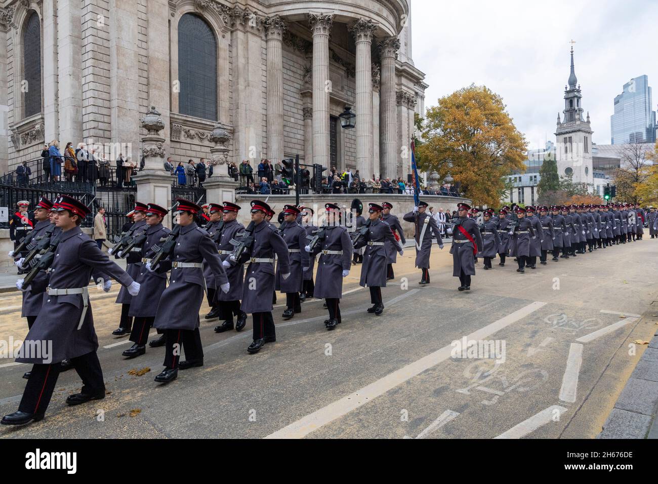 13/11/2021. Londra, Regno Unito. I partecipanti prendono parte all'annuale 693° Lord Mayors Show nella città di Londra. Lo spettacolo risale ai primi del XIII secolo, quando il re Giovanni permise alla City di Londra di nominare il proprio sindaco. Ha insistito che ogni sindaco appena eletto dovesse venire a Westminster e giurare la fedeltà alla Corona, e il sindaco di Londra sta facendo quel viaggio per oltre 800 anni. Foto di Ray Tang. Foto Stock