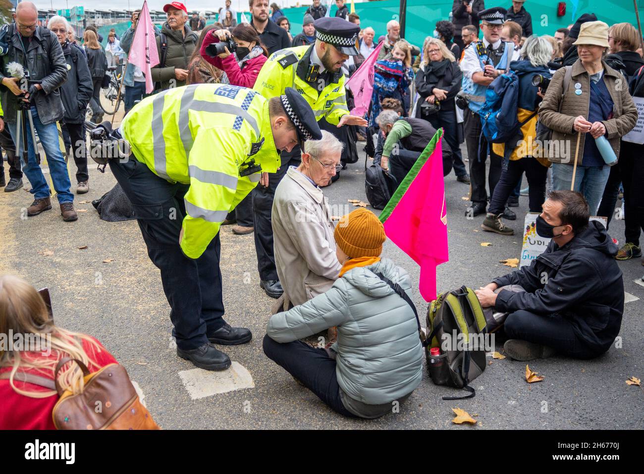 I manifestanti del cambiamento climatico tentano di bloccare il Lord Mayor's Show, la sfilata, la processione, Londra, Regno Unito. Seduta su strada di percorso sfilata. Polizia Foto Stock