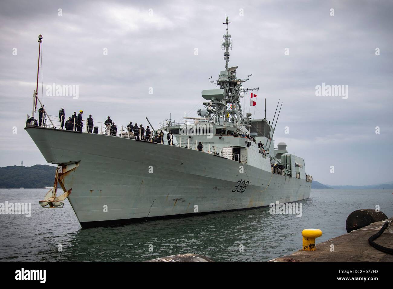 Sasebo, Giappone. 06 novembre 2021. La Royal Canadian Navy Halifax-classe fregate HMCS Winnipeg si prepara a ormeggio al comandante degli Stati Uniti Fleet Activities 6 novembre 2021 a Sasebo, Giappone. Credit: MC1 Jeremy Graham/U.S. Navy/Alamy Live News Foto Stock