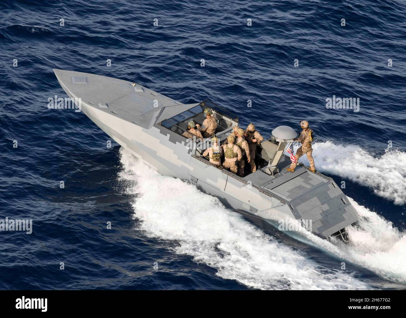 Mar Mediterraneo, Stati Uniti. 26 maggio 2021. Un'imbarcazione d'assalto combattente DELLA Marina degli Stati Uniti, assegnata alla Special Boat Team Twenty, si trova accanto alla base navale di Expeditionary, USS Hershel Woody Williams, il 26 maggio 2021 nel Mar Mediterraneo. Credit: MC2 Eric Coffer/U.S. Navy/Alamy Live News Foto Stock