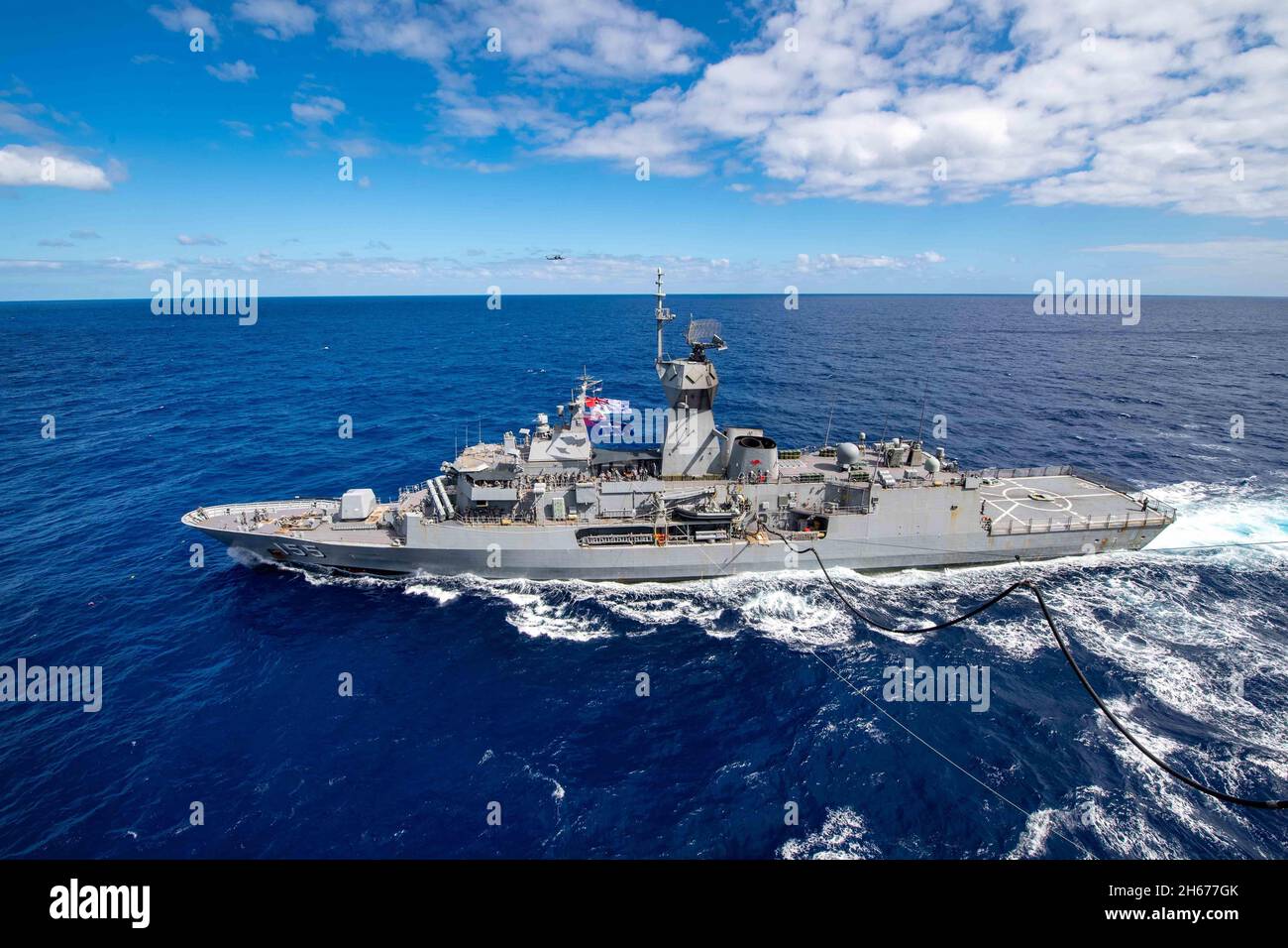Coral Sea, Australia. 27 luglio 2021. La Royal Australian Navy Anzac Class Frigate HMAS Ballarat viene rifornita dalla nave d'assalto anfibio USS America durante l'esercizio Talisman Saber 27 luglio 2021 nel Mar dei Coralli. Credito: MC2 Vincent Zline/USA Navy/Alamy Live News Foto Stock