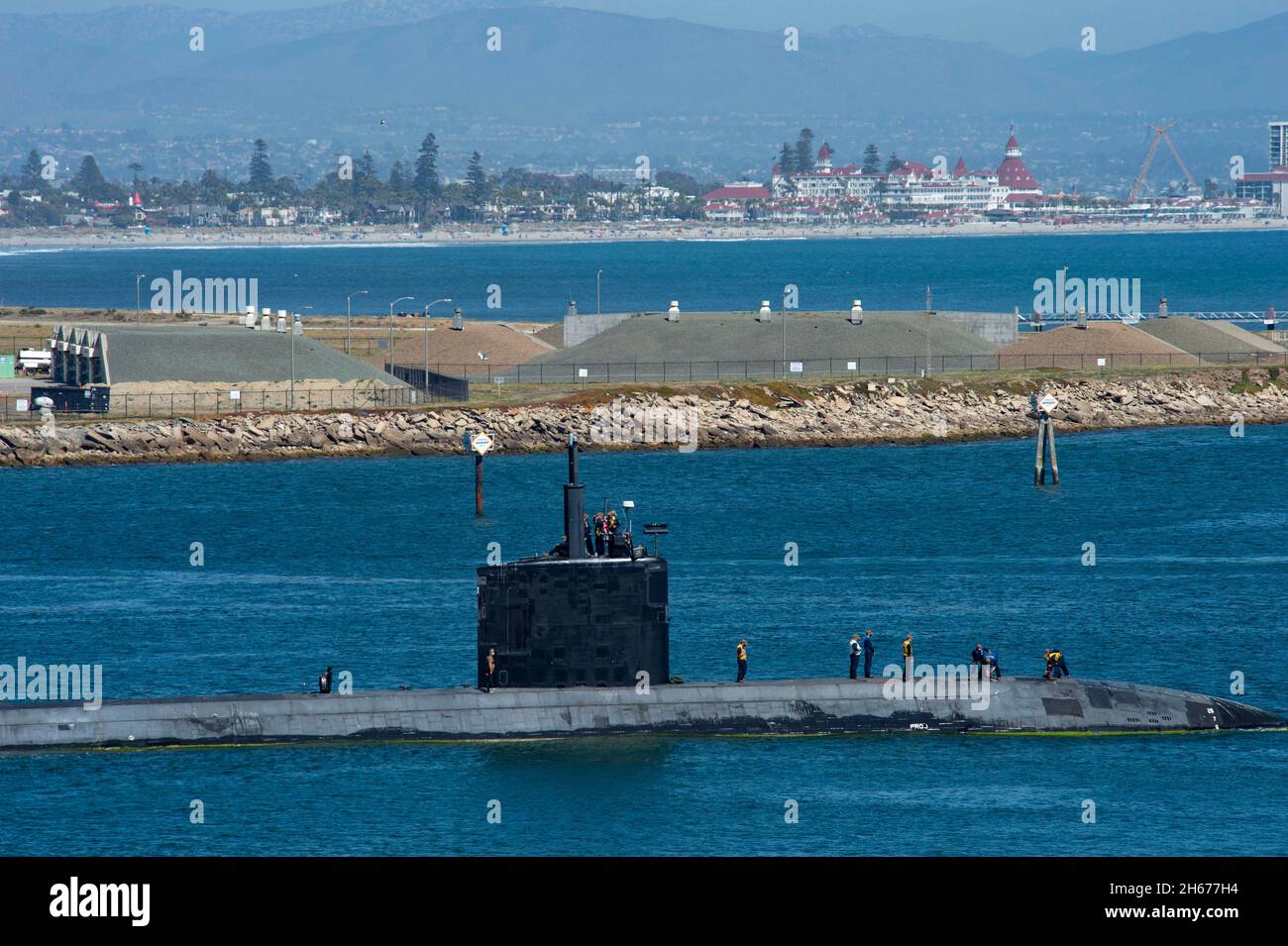 San Diego, Stati Uniti. 19 aprile 2021. Il sottomarino USS Hampton della Marina militare statunitense di classe Los Angeles parte dalla base navale Port Loma il 19 aprile 2021 a San Diego, California. Credit: MC2 Thomas Gooley/U.S. Navy/Alamy Live News Foto Stock