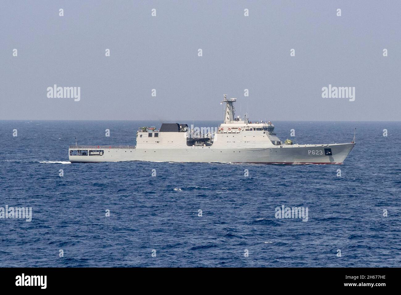 Oceano Indiano, Sri Lanka. 26 giugno 2021. La marina dello Sri Lanka Saryu Classe avanzata Offshore Patrol nave SLNS Sayurala durante la cooperazione a galla preparazione e formazione 26 giugno 2021 nell'Oceano Indiano. Credit: MC3 Adam Butler/U.S. Navy/Alamy Live News Foto Stock