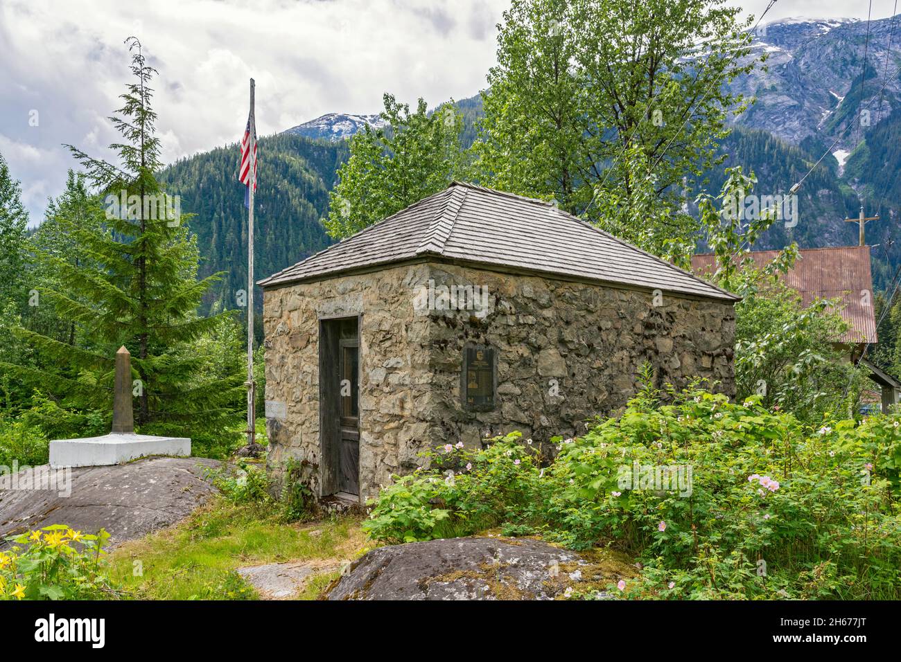 Stati Uniti, Alaska, Hyder, storica stazione di confine, obelisco segna il confine con il Canada Foto Stock