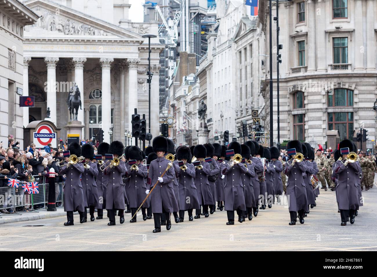 Londra, Regno Unito. 13 Nov 2021. La squadra della band ha visto esibirsi e marciare lungo la Bank of England, durante la sfilata. Il Lord Mayor's Show risale agli inizi del XIII secolo, quando il re John ha permesso alla City di Londra di nominare il proprio sindaco. Ogni anno, il sindaco appena eletto visita la città in una carrozza d'oro per giurare la fedeltà alla Corona. Quest'anno, Alderman Vincent Keaveny è stato eletto come il 693a Signore Sindaco della città di Londra. La sfilata inizia a Mansion House. (Foto di Belinda Jiao/SOPA Images/Sipa USA) Credit: Sipa USA/Alamy Live News Foto Stock