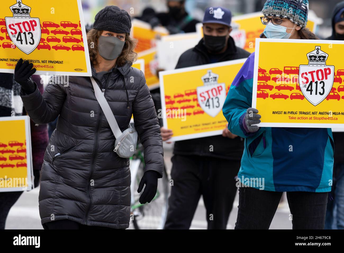 La gente ha dei cartelli per protestare contro la proposta di Ontario Highway 413, Stop 413 e salvare la Greenbelt, novembre 13 2021 Foto Stock