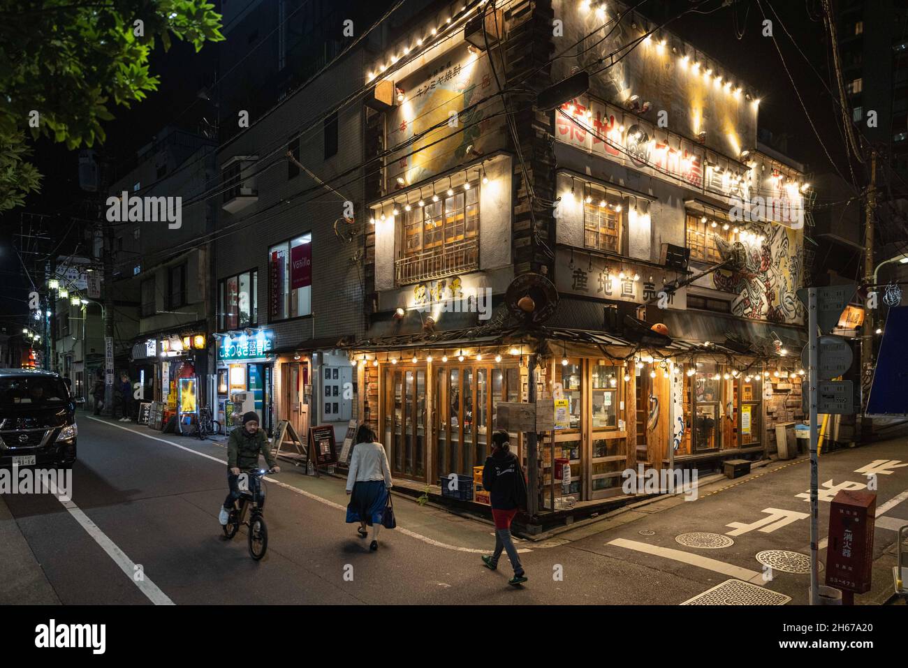 Tokyo, Giappone. 25 ottobre 2021. People Walk by Illuminated Izakaya in Naka-Meguro, Tokyo (Photo by Stanislav Koggiku/SOPA Images/Sipa USA) Credit: Sipa USA/Alamy Live News Foto Stock