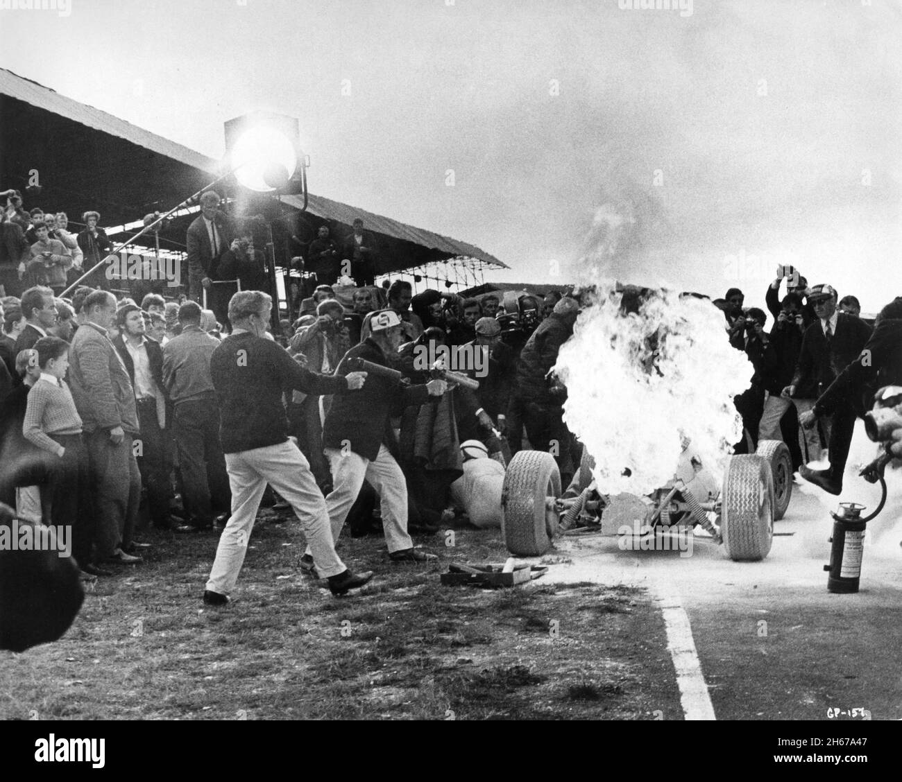 On Set Location Candid Filming Racing Car on Fire for GRAND PRIX 1966 regista JOHN FRANKENHEIMER Screen story / sceneggiatura Robert Alan Aurthur musica Maurice Jarre Douglas e Lewis Productions / Joel Productions / John Frankenheimer Productions Inc. / Cherokee Productions / Metro Goldwyn Mayer Foto Stock