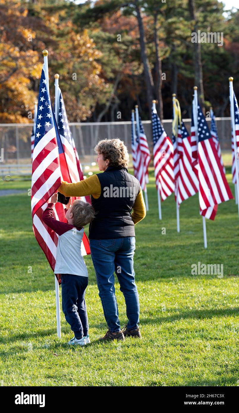 Madre e figlio al Dennis (Cape Cod, Massachusetts), campo d'onore. Un giorno dei Veterans salutano coloro che hanno servito. 400 bandiere statunitensi sponsorizzate BE Foto Stock