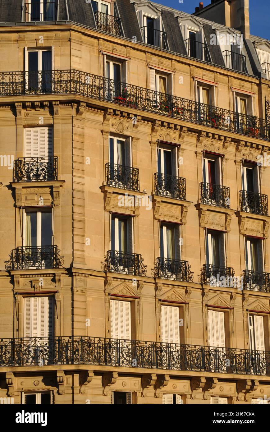 Le ringhiere ornate del balcone decorano un edificio residenziale a Île Saint-Louis a Parigi. Foto Stock