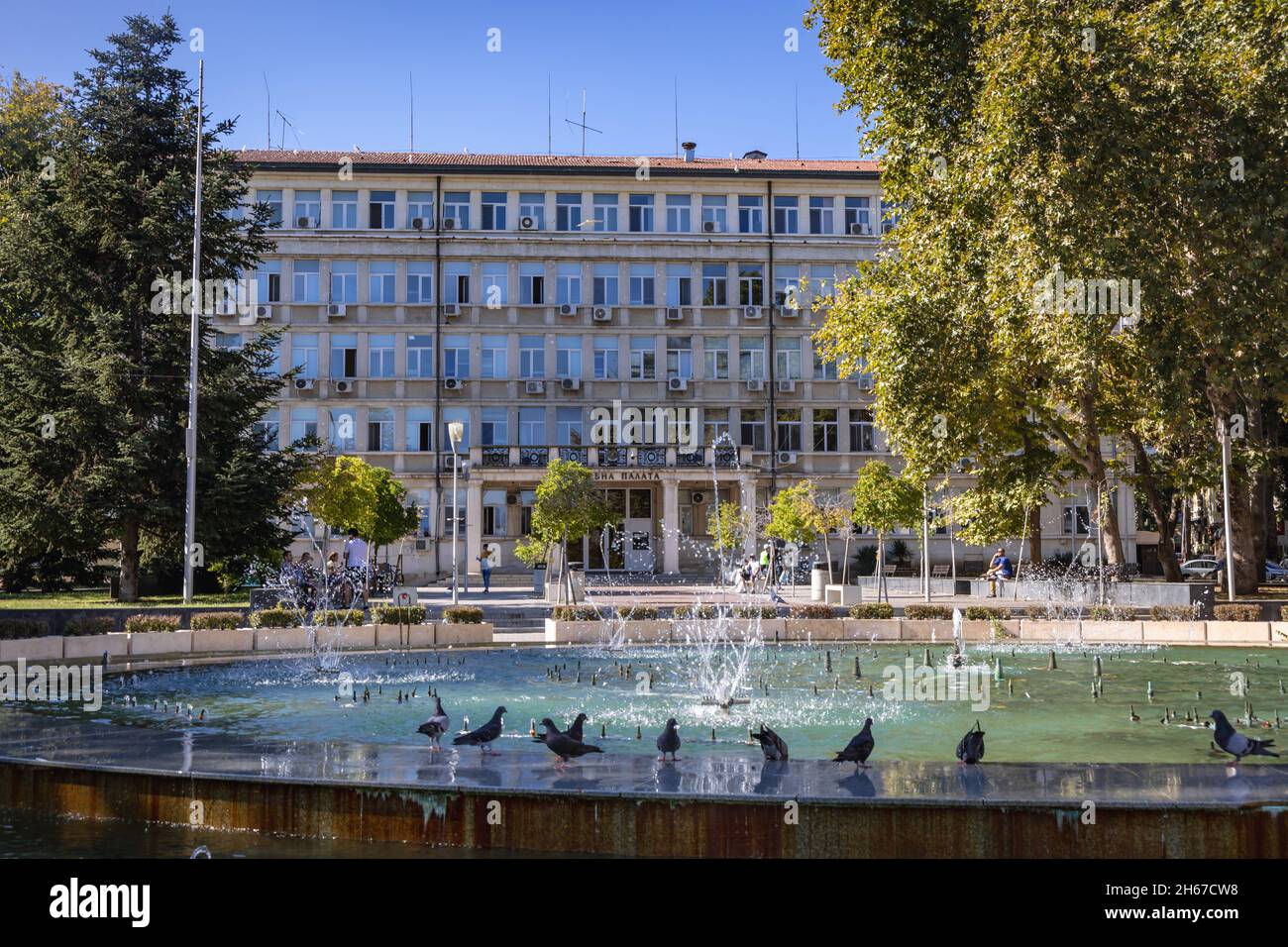 Palazzo della Corte d'appello e fontana sulla Piazza dell'Indipendenza nella città di Varna e resort sul mare situato nel Golfo di Varna, nella regione nord della Bulgaria Foto Stock