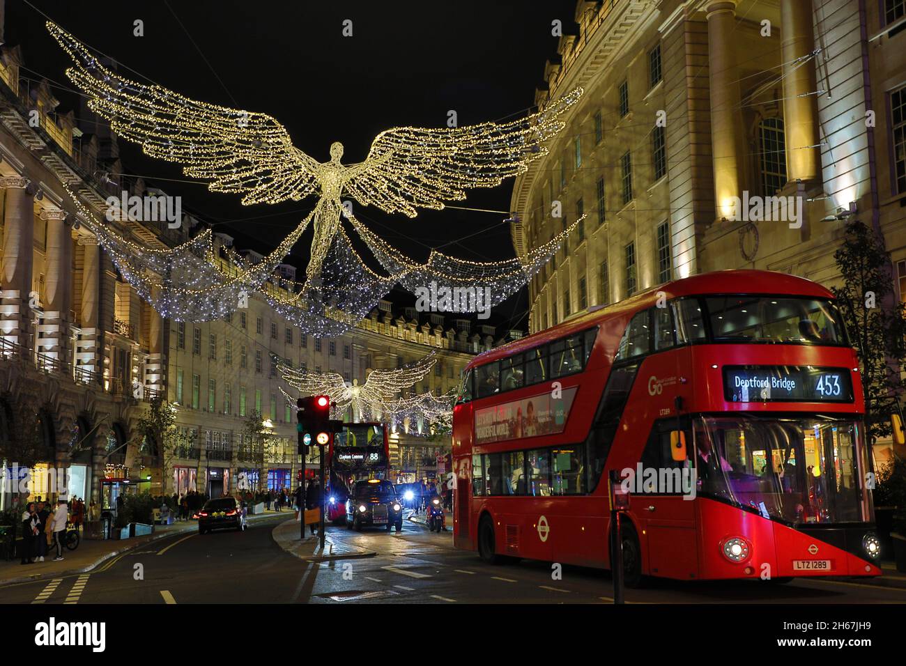 Londra, Regno Unito. 13 Nov 2021. Angel ha plasmato le decorazioni natalizie in Regent Street a Londra, Inghilterra Credit: Paul Brown/Alamy Live News Foto Stock