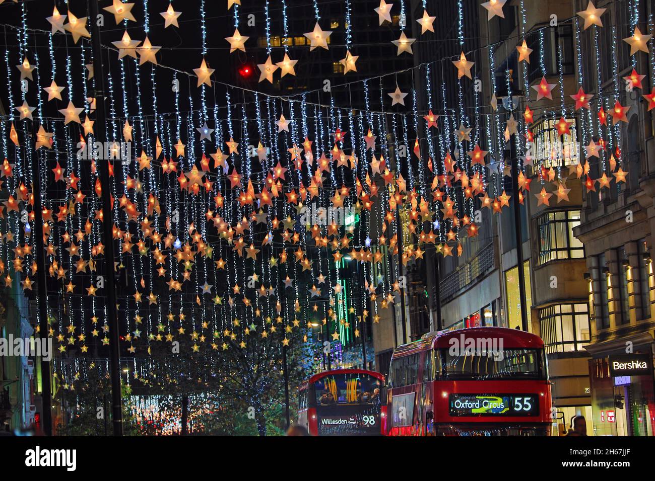 London, UK. 13th Nov, 2021. Star shaped Christmas decorations in Oxford Street in London, England Credit: Paul Brown/Alamy Live News Foto Stock