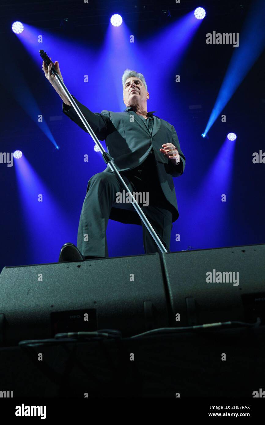 Madrid, Spagna. 14 novembre 2021. Il cantante José Maria Sanz Beltran, professionalmente noto come Loquillo, si esibisce sul palco durante un concerto musicale presso il Wizink Centre di Madrid. Dopo 3 anni senza esibirsi a Madrid, Loquillo torna sul palco per presentare dal vivo le canzoni del suo nuovo album, 'El ultimo clasico'. (Foto di Atilano Garcia/SOPA Images/Sipa USA) Credit: Sipa USA/Alamy Live News Foto Stock